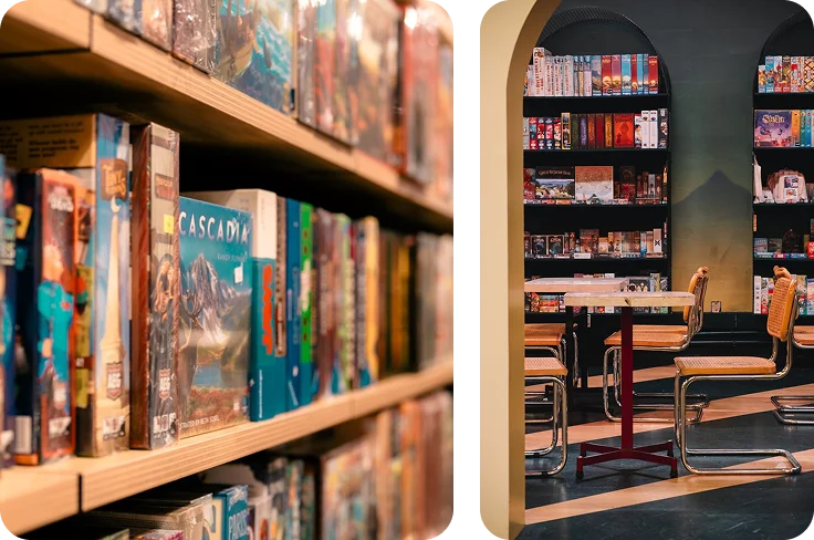 Houten planken gevuld met een brede selectie moderne bordspellen in een speciale speelruimte. De georganiseerde presentatie benadrukt een diverse collectie strategie-, familie- en avonturenspellen voor bezoekers om te ontdekken.