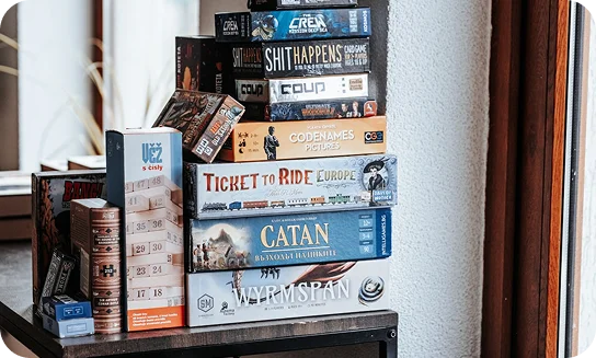 Een netjes gerangschikte collectie populaire bordspellen uitgestald op een plank, met een verscheidenheid aan strategie- en partyspellen. De kleurrijke dozen weerspiegelen de diversiteit van moderne tafelspellen voor spelers van alle ervaringsniveaus.